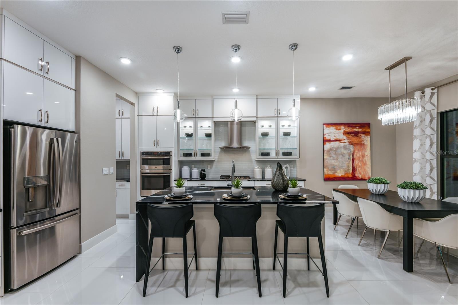 Listing photo id 6 for 5060 Simons Court