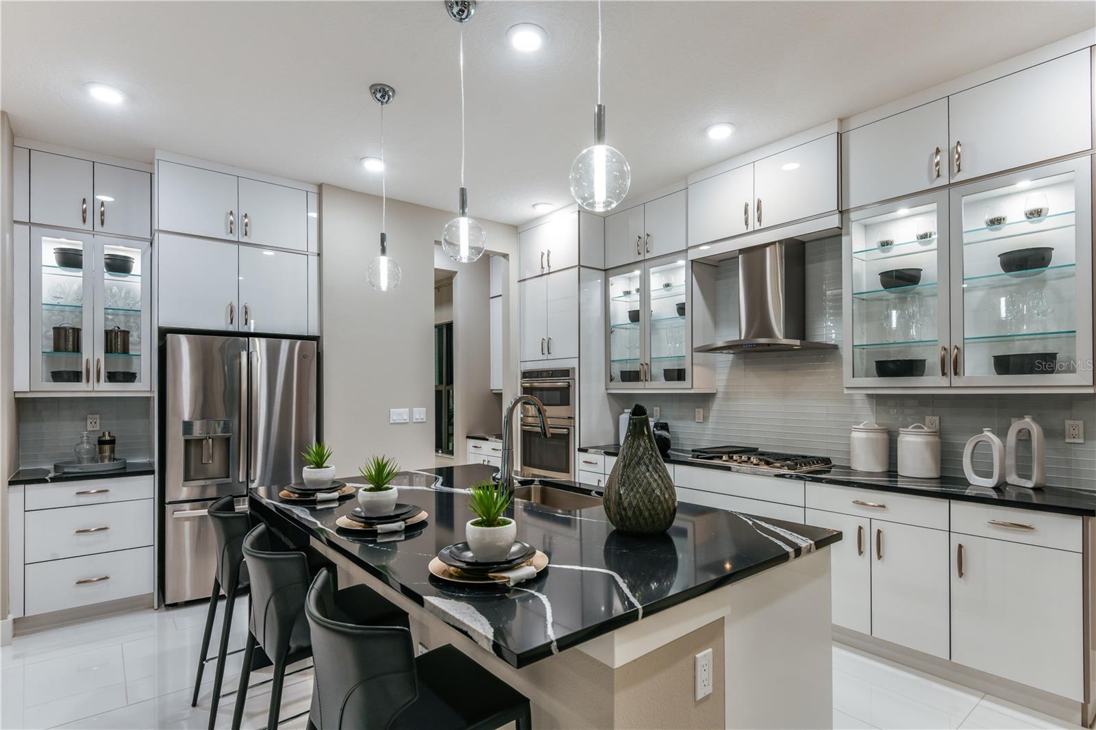 Listing photo id 7 for 5060 Simons Court