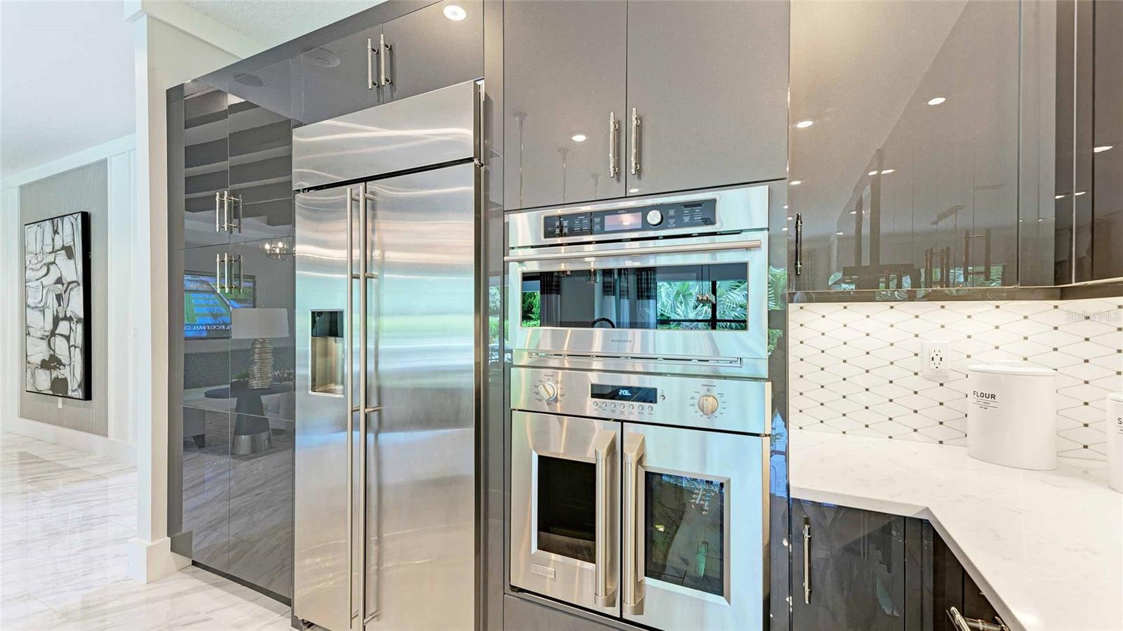 Listing photo id 11 for 5056 Simons Court