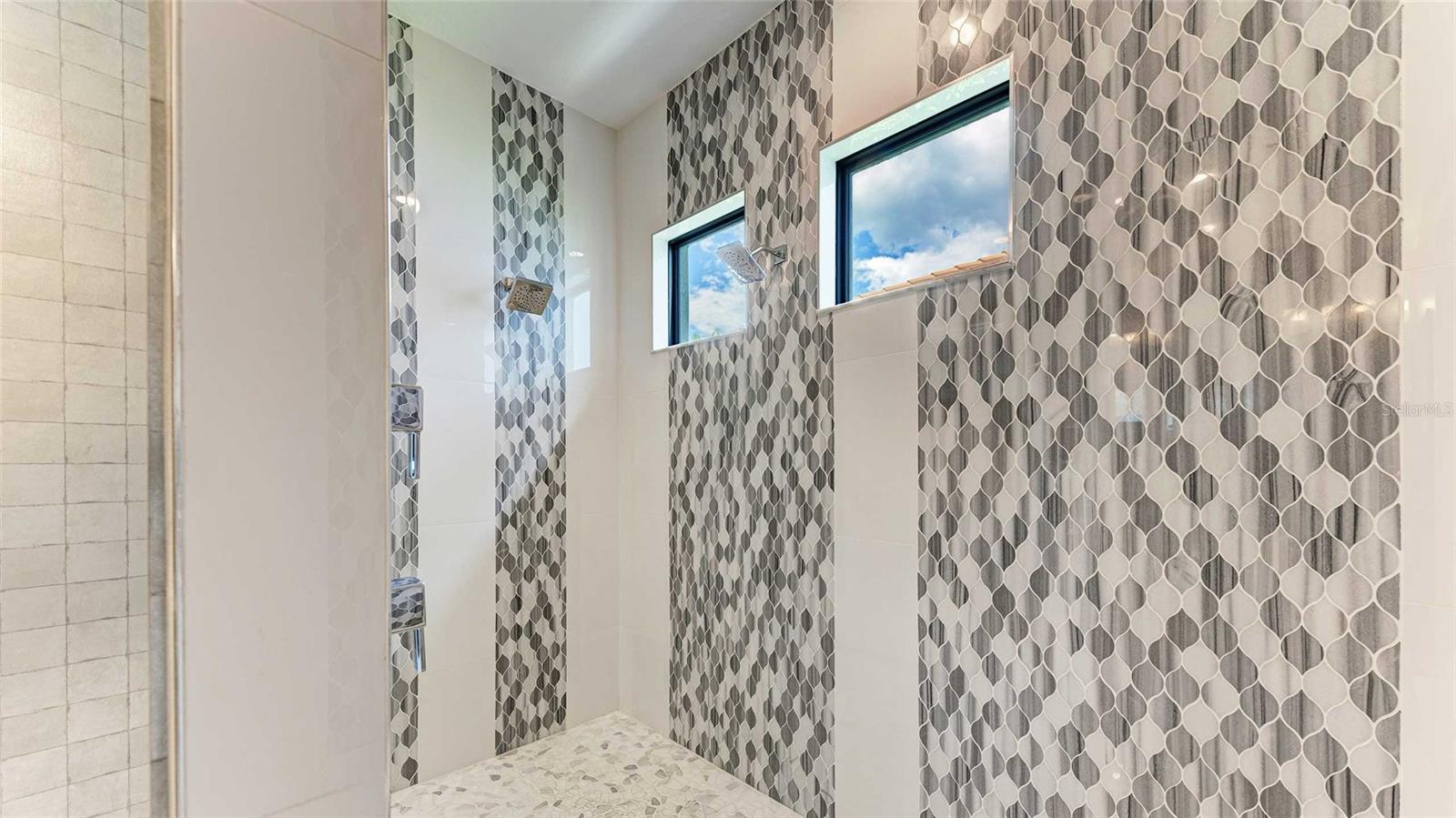 Listing photo id 17 for 5056 Simons Court