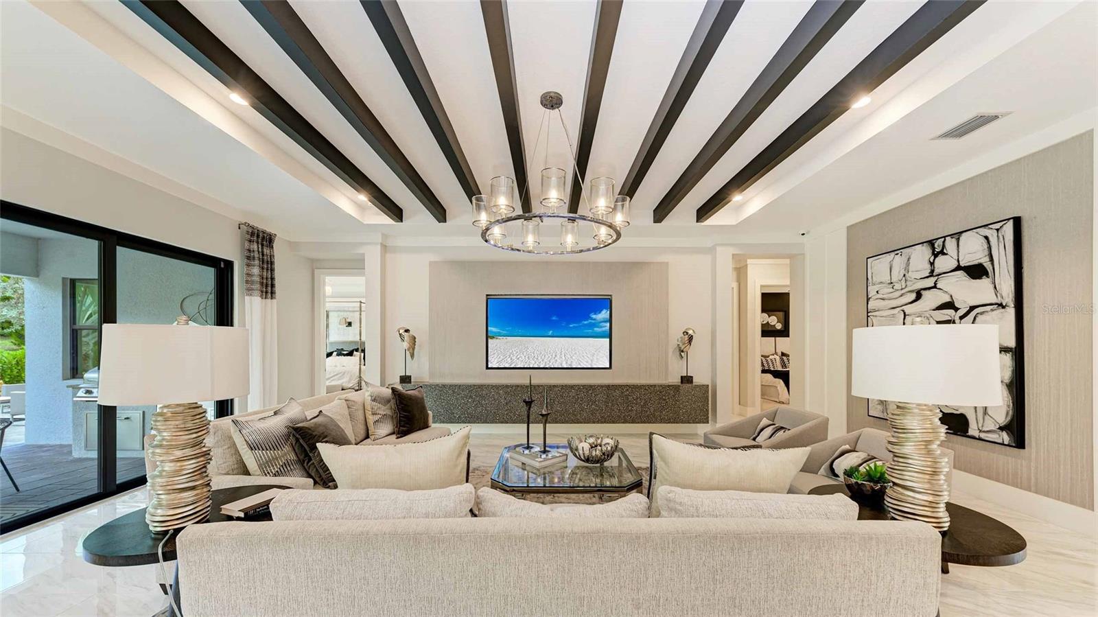 Listing photo id 3 for 5056 Simons Court