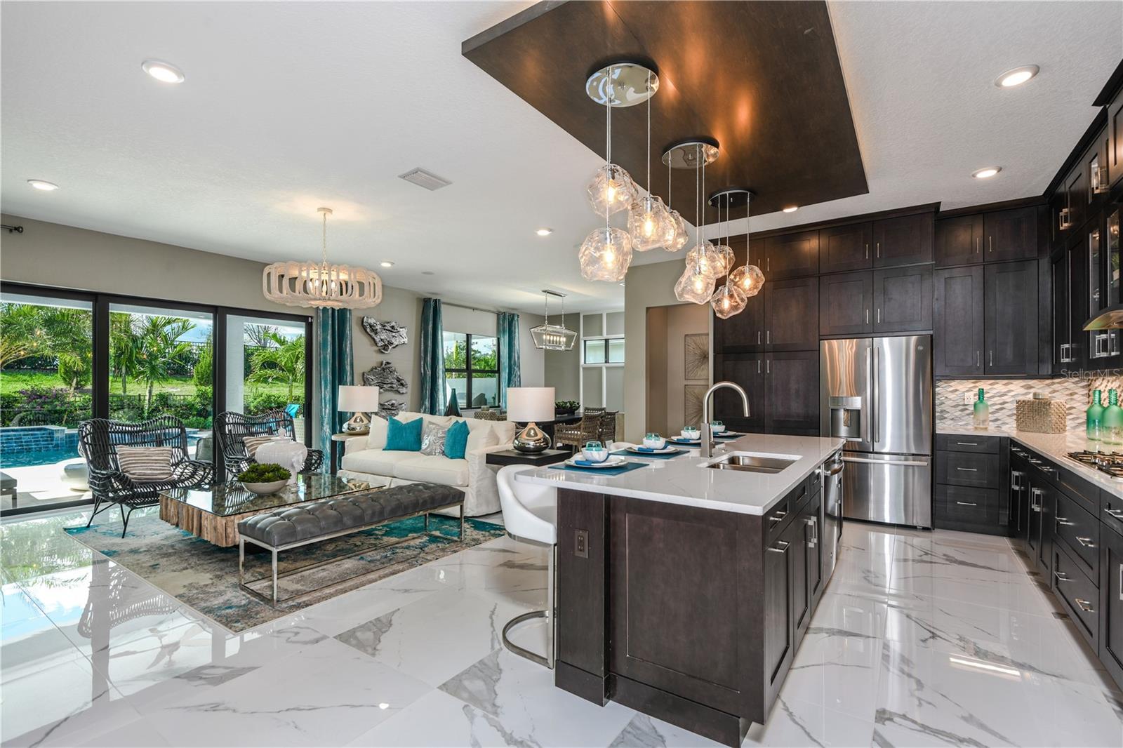 Listing photo id 12 for 5052 Simons Court