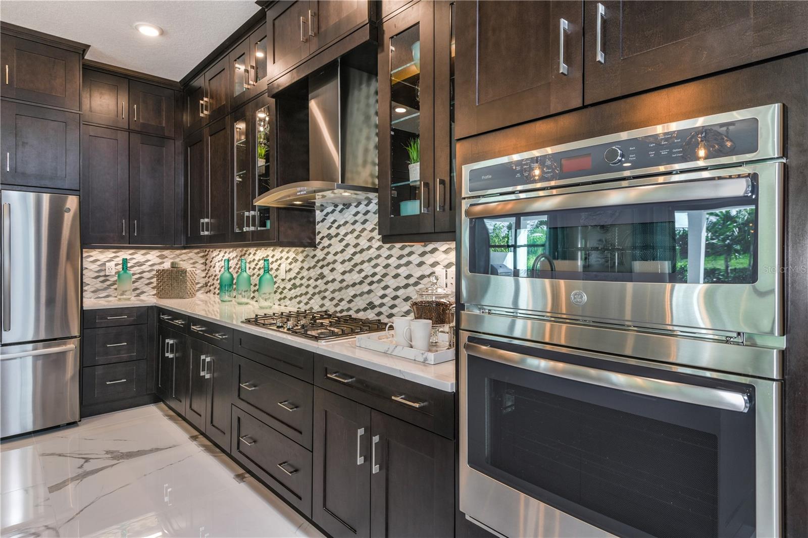 Listing photo id 13 for 5052 Simons Court