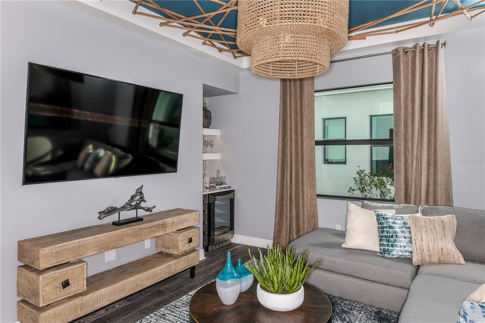 Listing photo id 16 for 5052 Simons Court