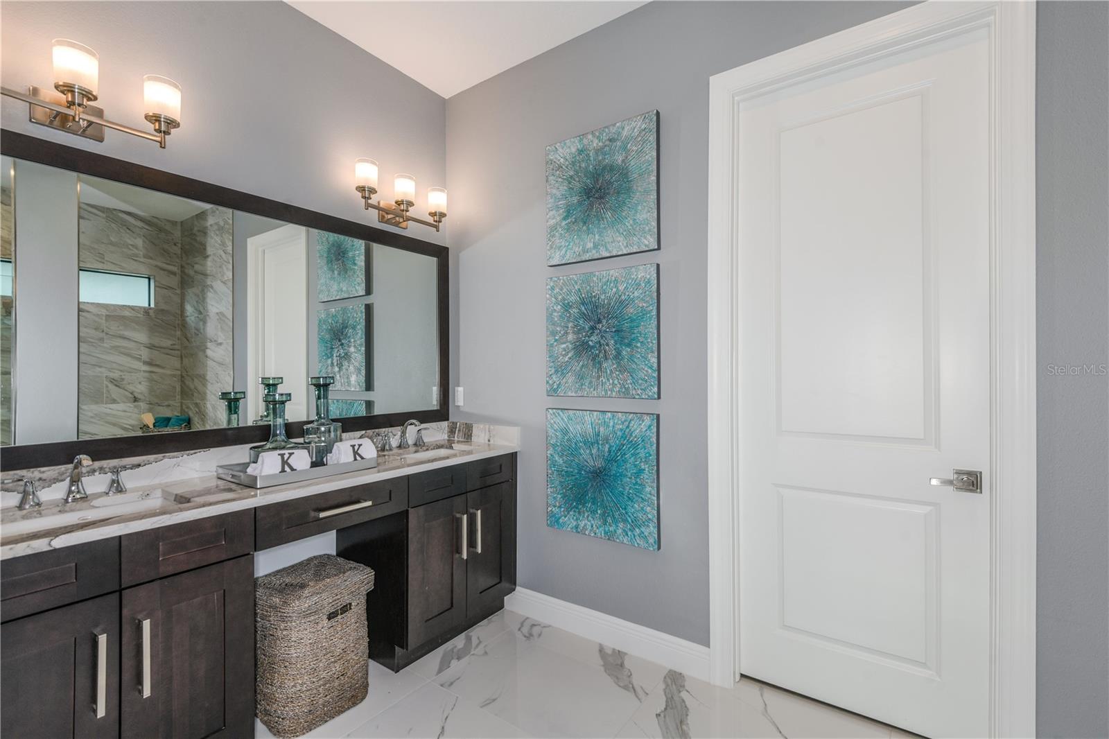 Listing photo id 25 for 5052 Simons Court