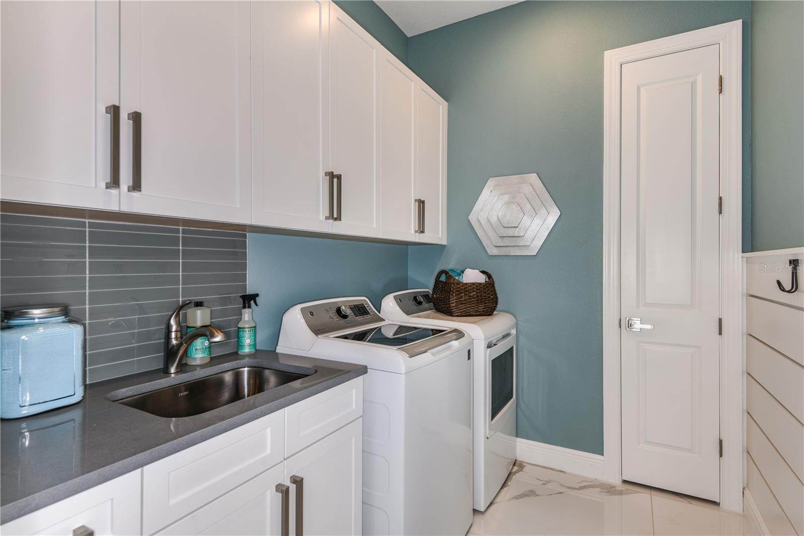 Listing photo id 36 for 5052 Simons Court