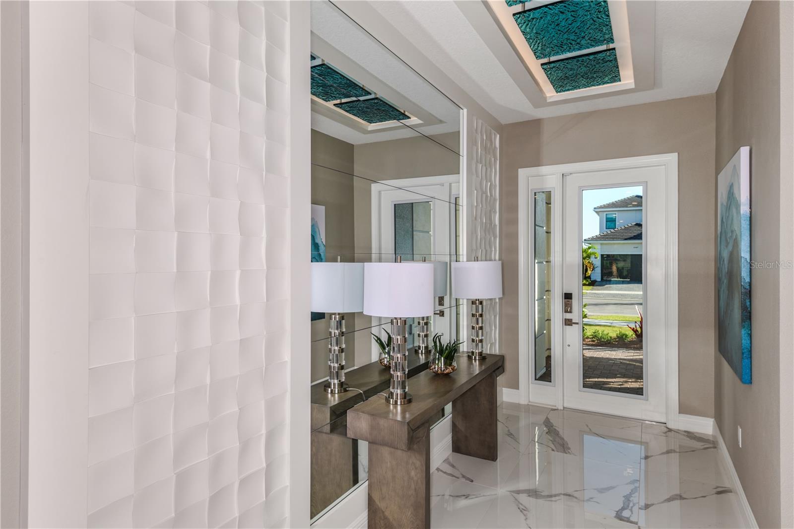 Listing photo id 2 for 5052 Simons Court