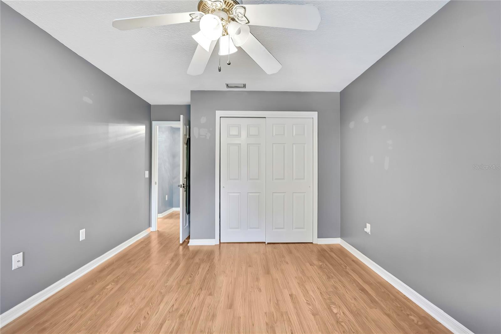 Image 23 of 49 For 46 Greentree Street