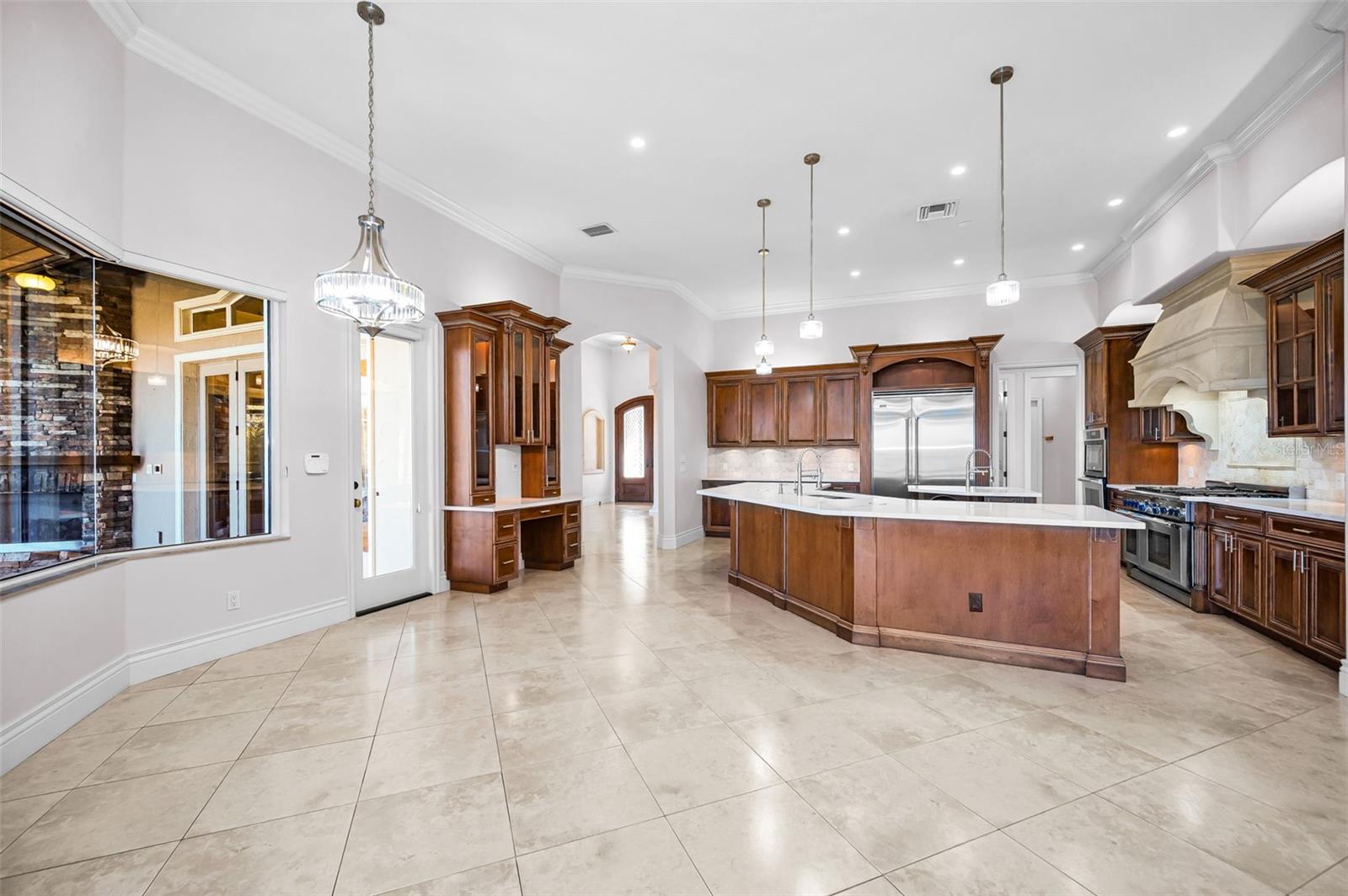 Listing photo id 10 for 9933 Milano Drive