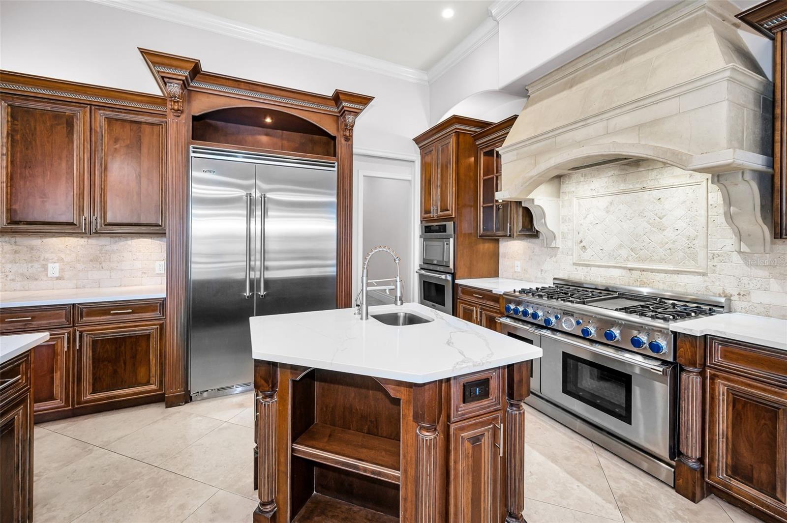 Listing photo id 13 for 9933 Milano Drive