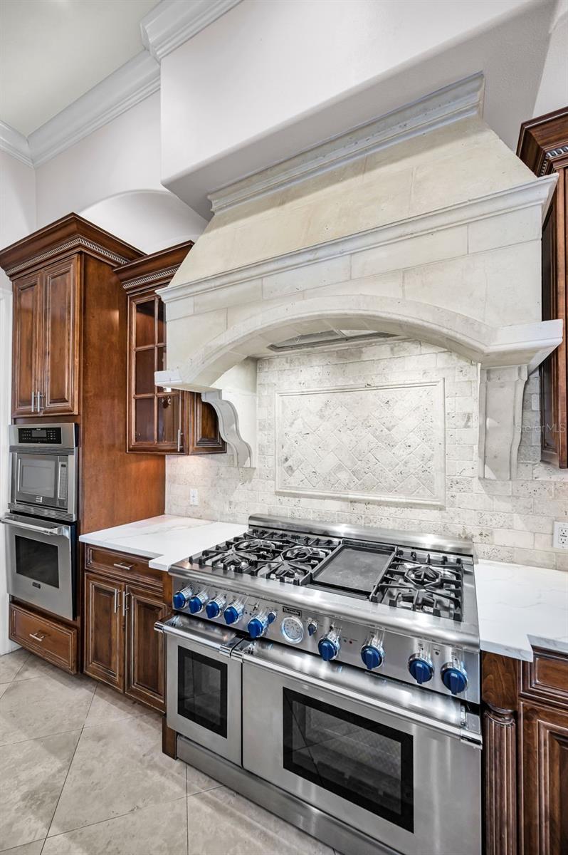 Listing photo id 14 for 9933 Milano Drive