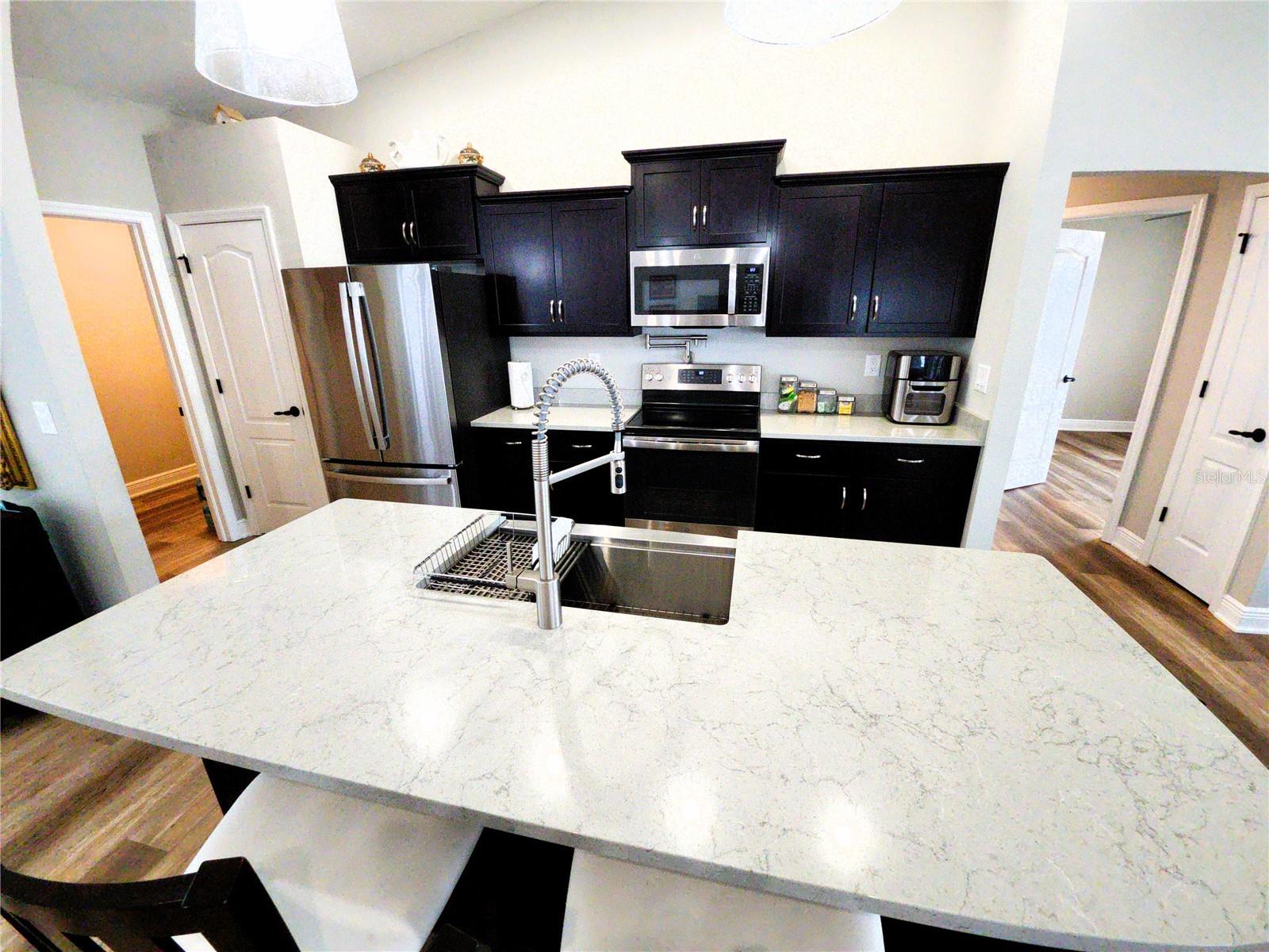 Listing photo id 10 for 9089 Dupont Avenue