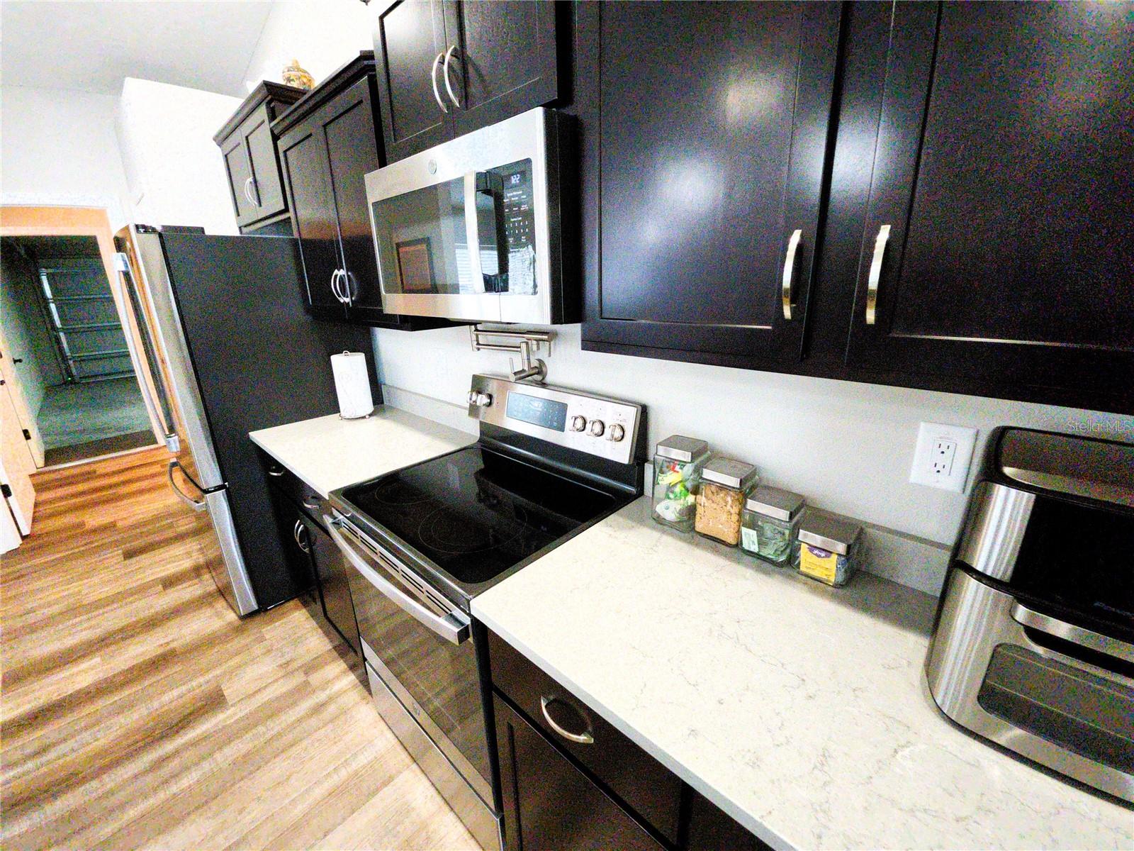 Listing photo id 11 for 9089 Dupont Avenue