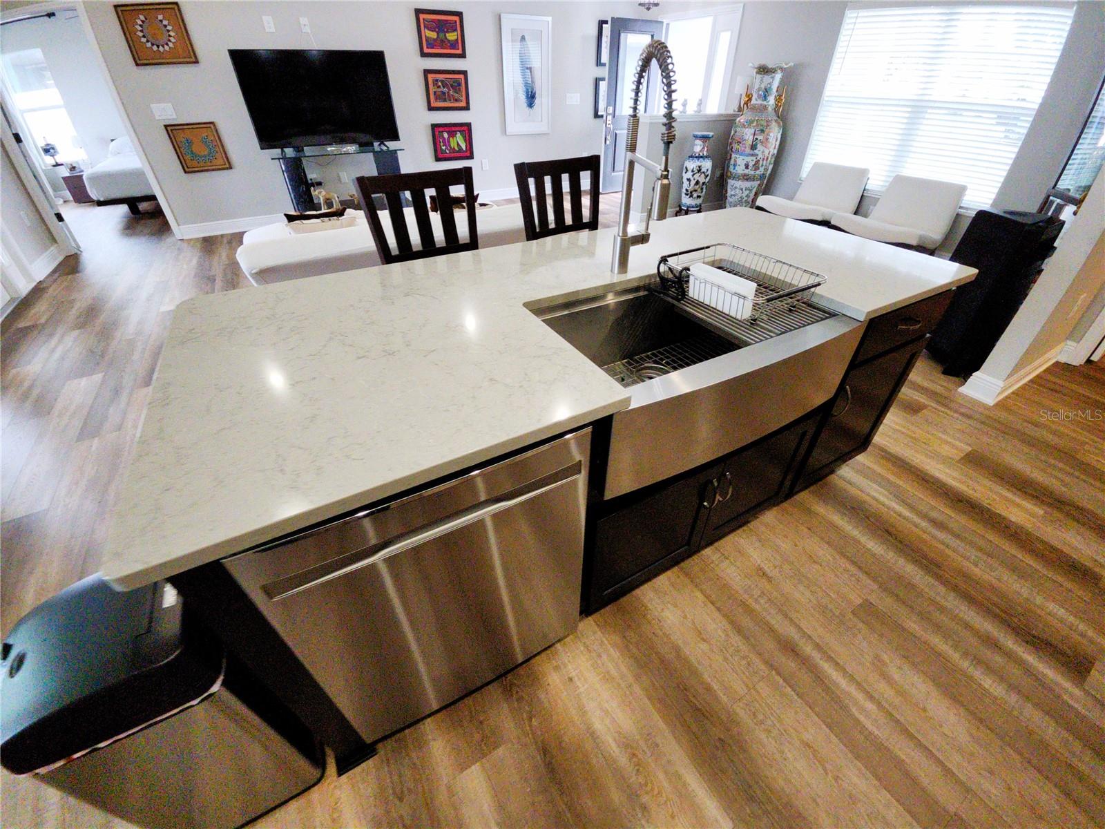 Listing photo id 12 for 9089 Dupont Avenue