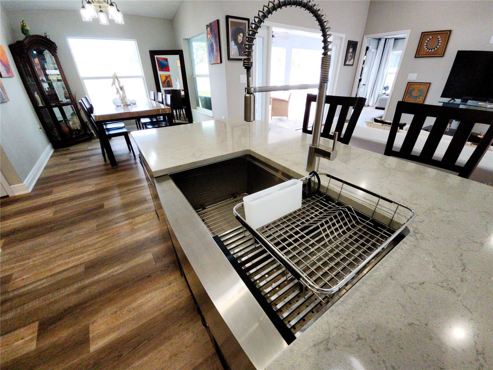 Listing photo id 13 for 9089 Dupont Avenue