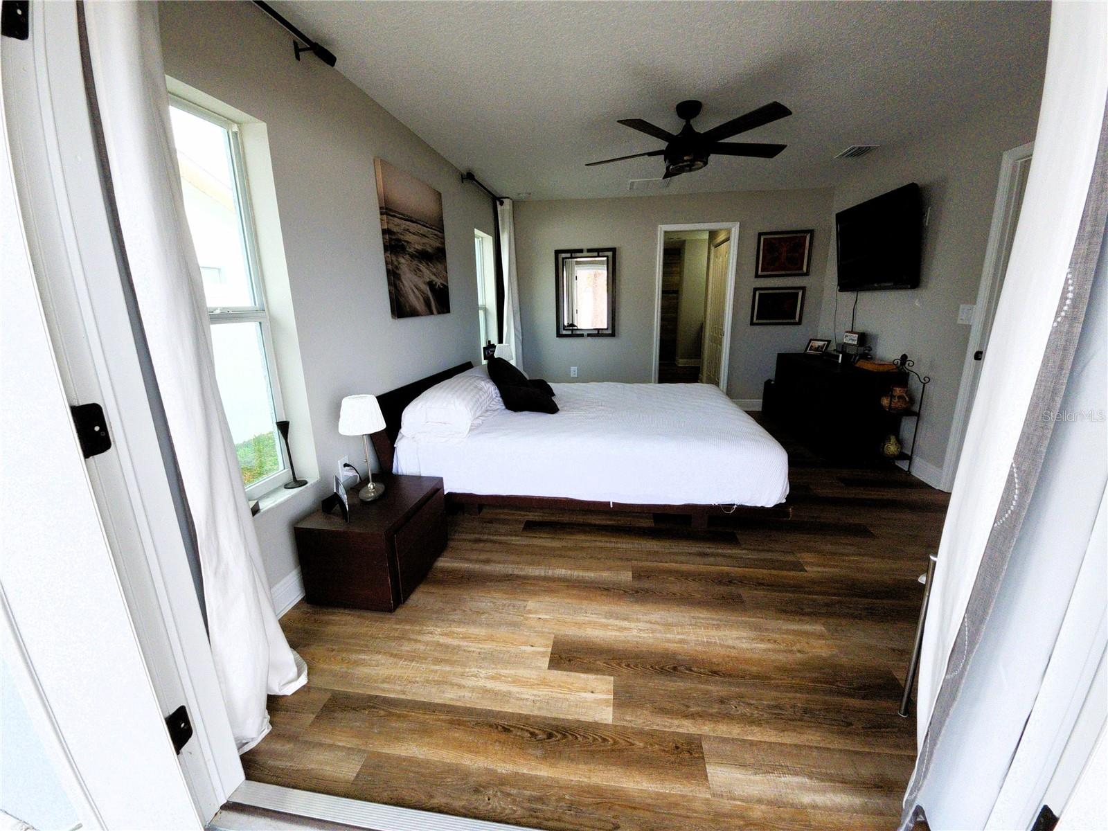 Listing photo id 35 for 9089 Dupont Avenue