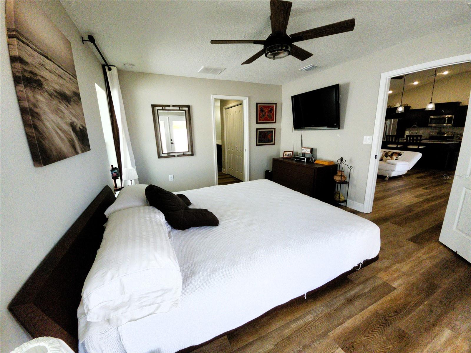 Listing photo id 36 for 9089 Dupont Avenue