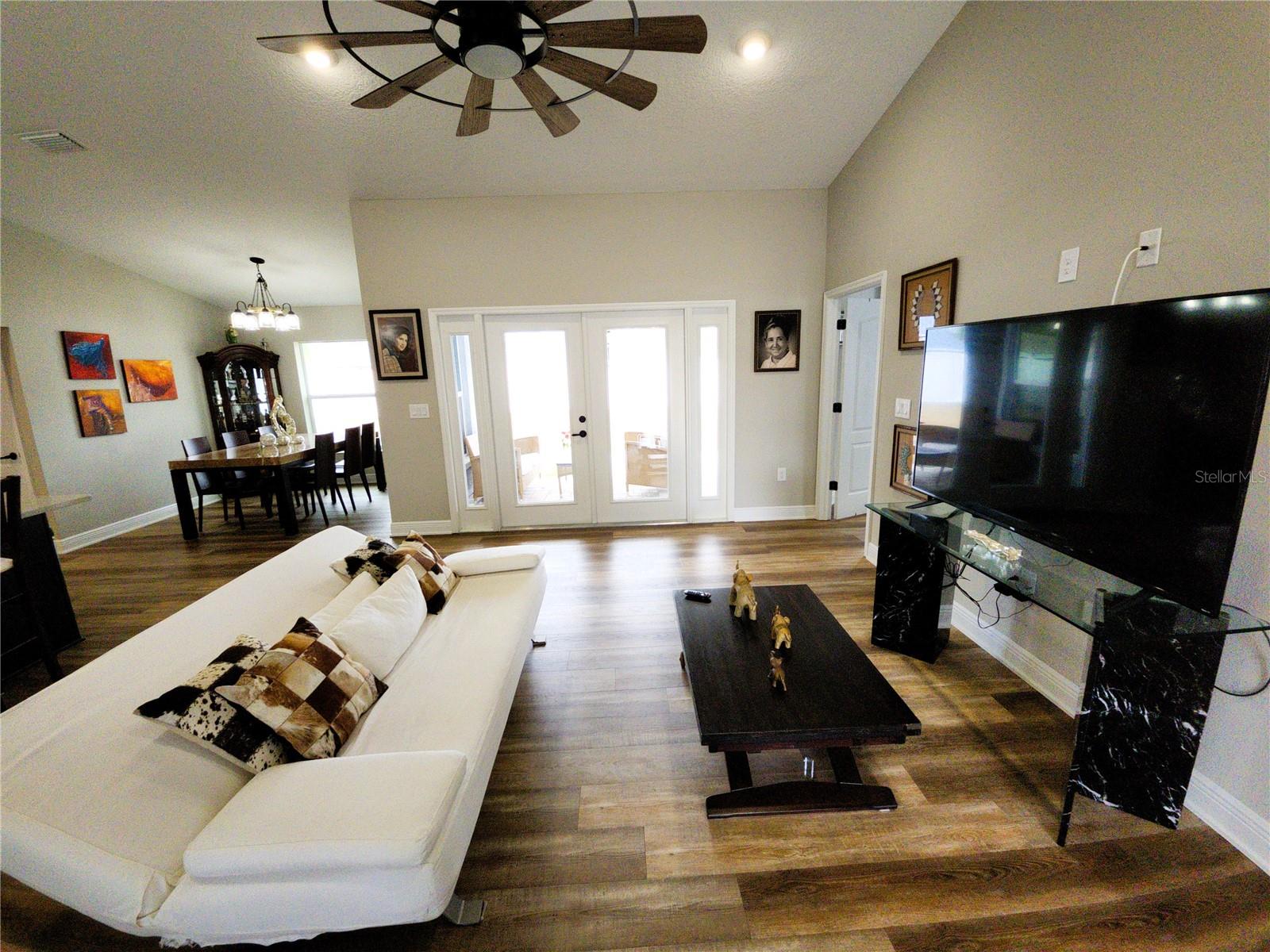 Listing photo id 2 for 9089 Dupont Avenue