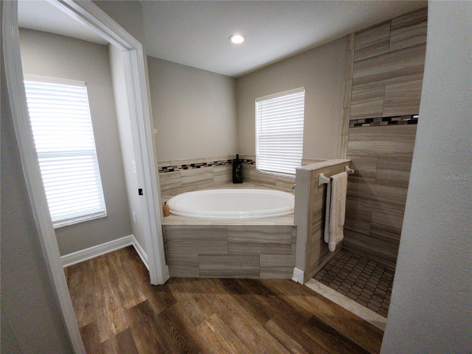 Listing photo id 39 for 9089 Dupont Avenue