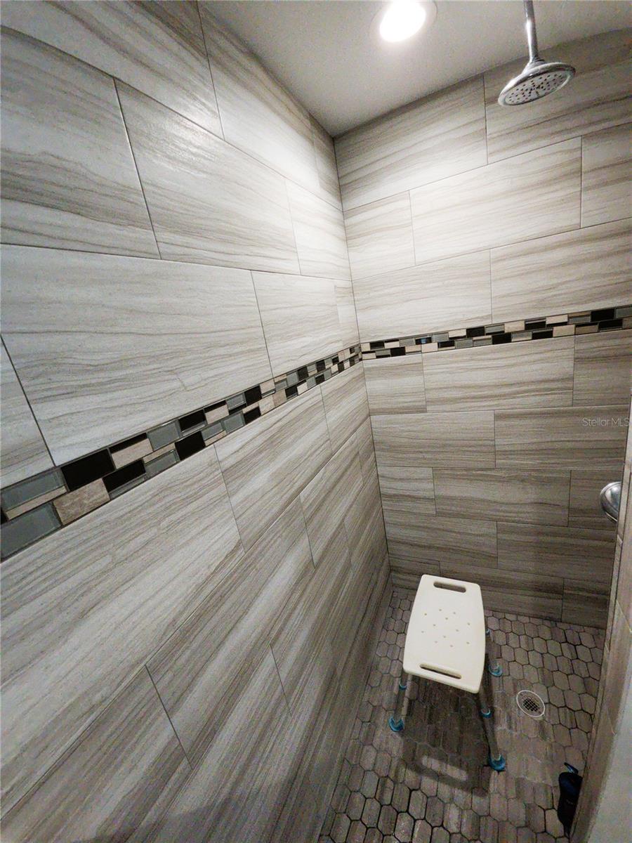 Listing photo id 41 for 9089 Dupont Avenue