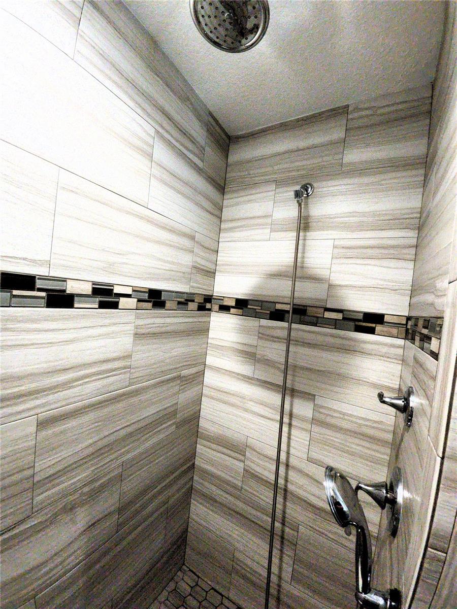 Listing photo id 42 for 9089 Dupont Avenue