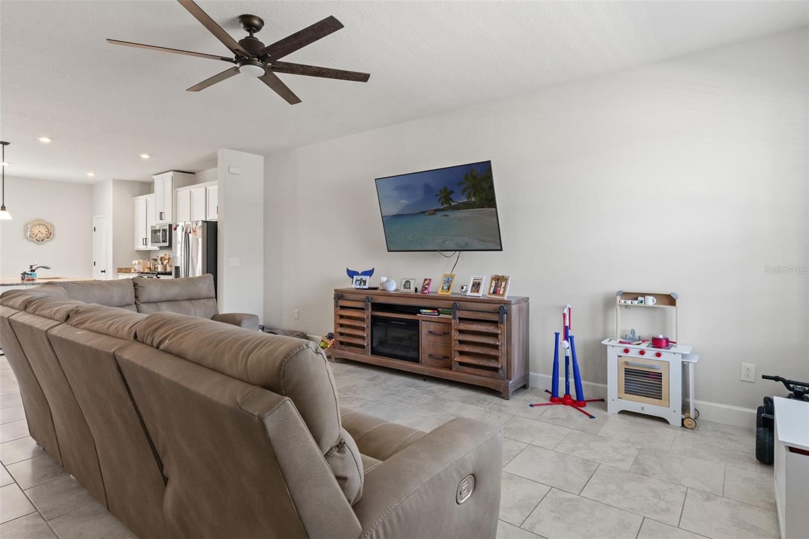 Image 4 of 51 For 15090 Caravan Avenue