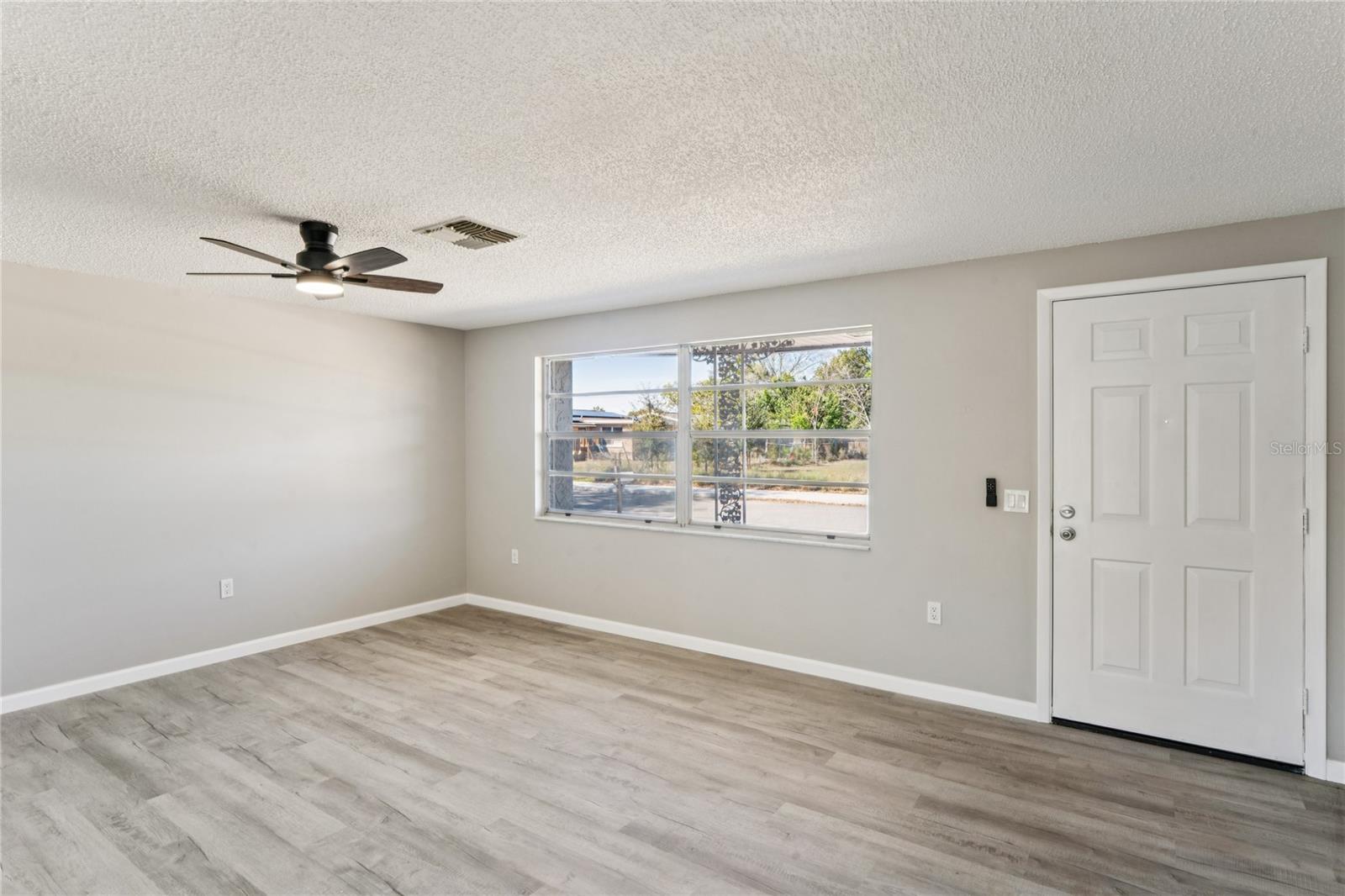 Listing photo id 4 for 7704 Christina Lane