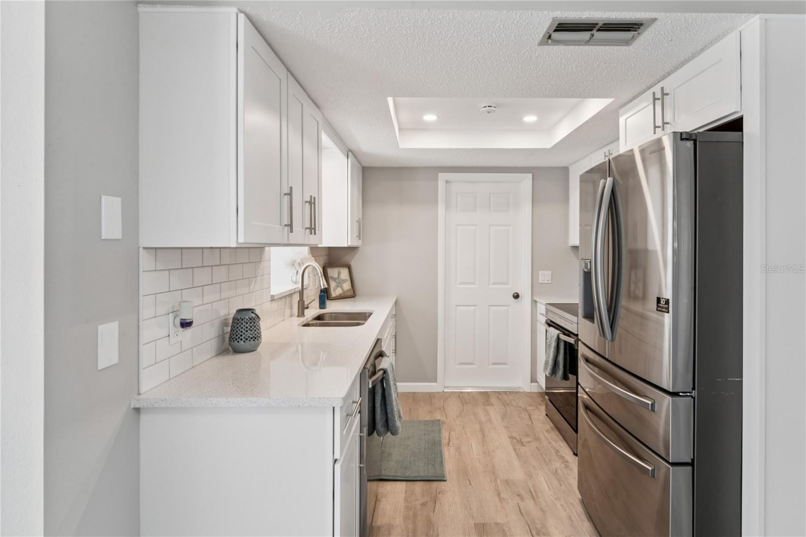 Listing photo id 7 for 7704 Christina Lane