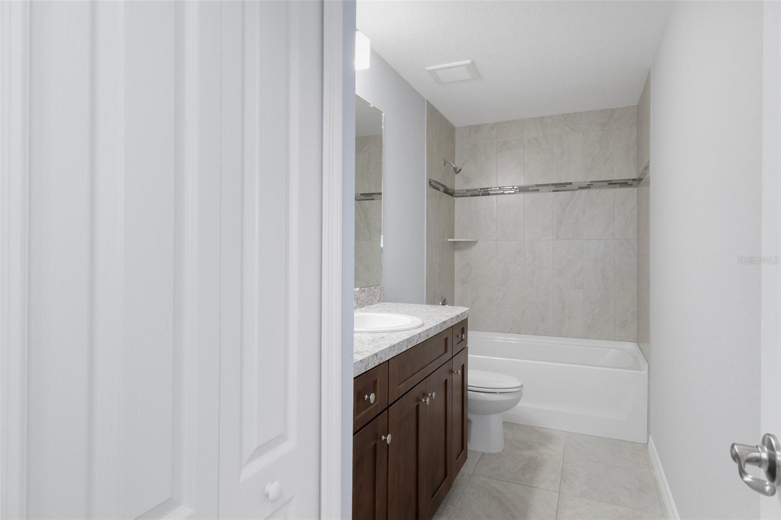 Listing photo id 31 for 13035 Meinert Avenue