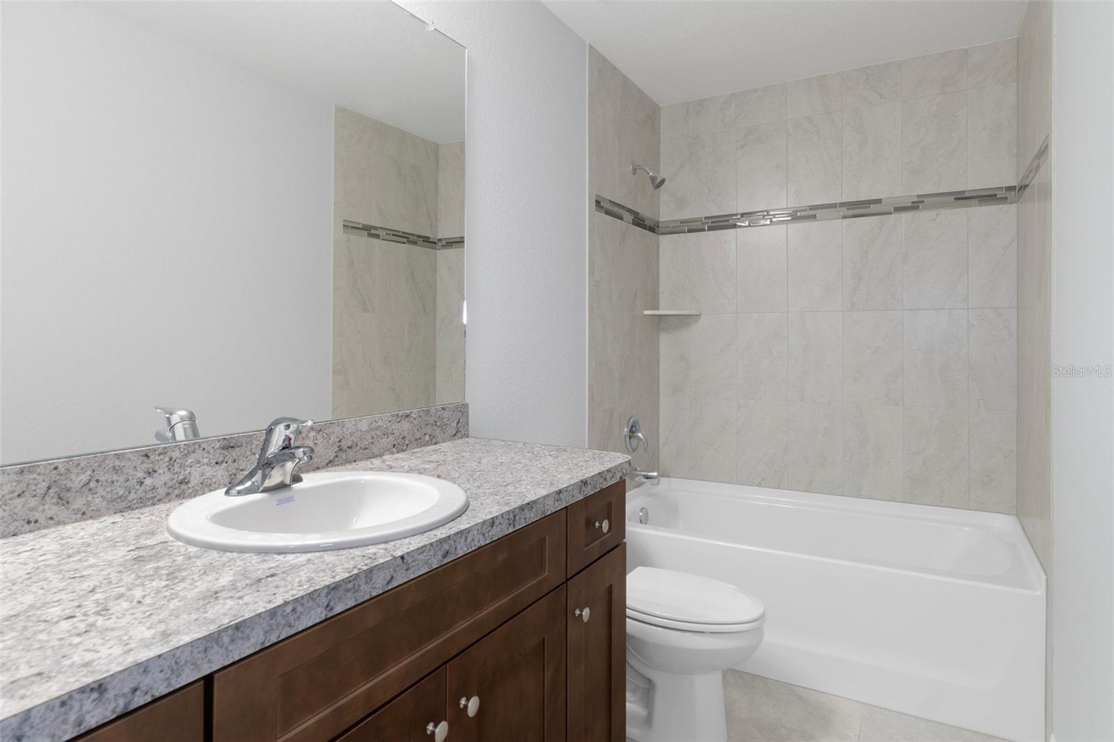 Listing photo id 32 for 13035 Meinert Avenue