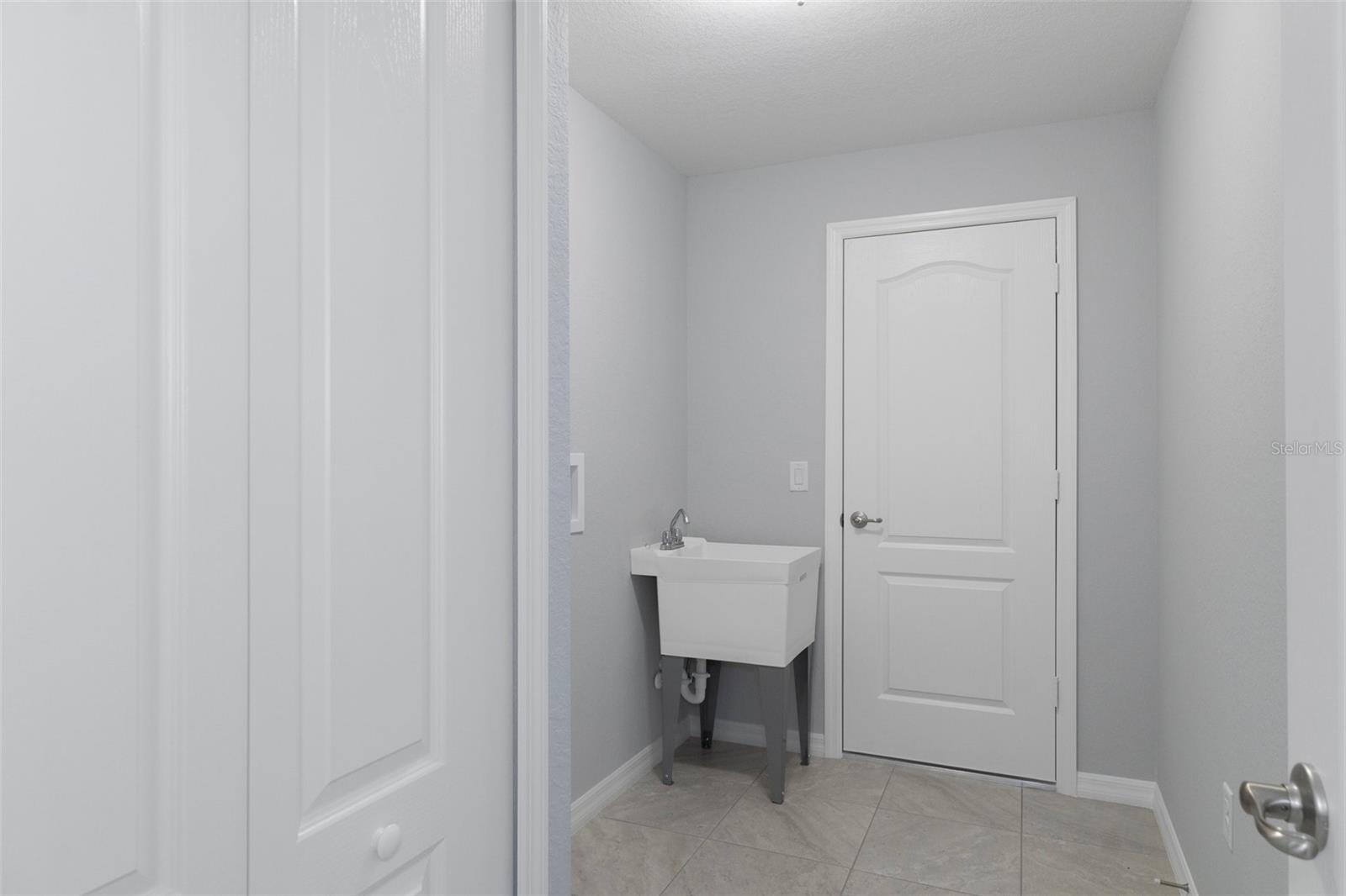 Listing photo id 33 for 13035 Meinert Avenue