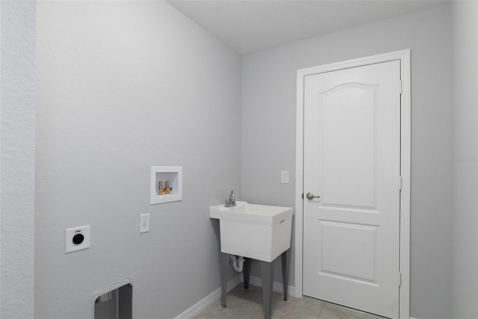 Listing photo id 34 for 13035 Meinert Avenue