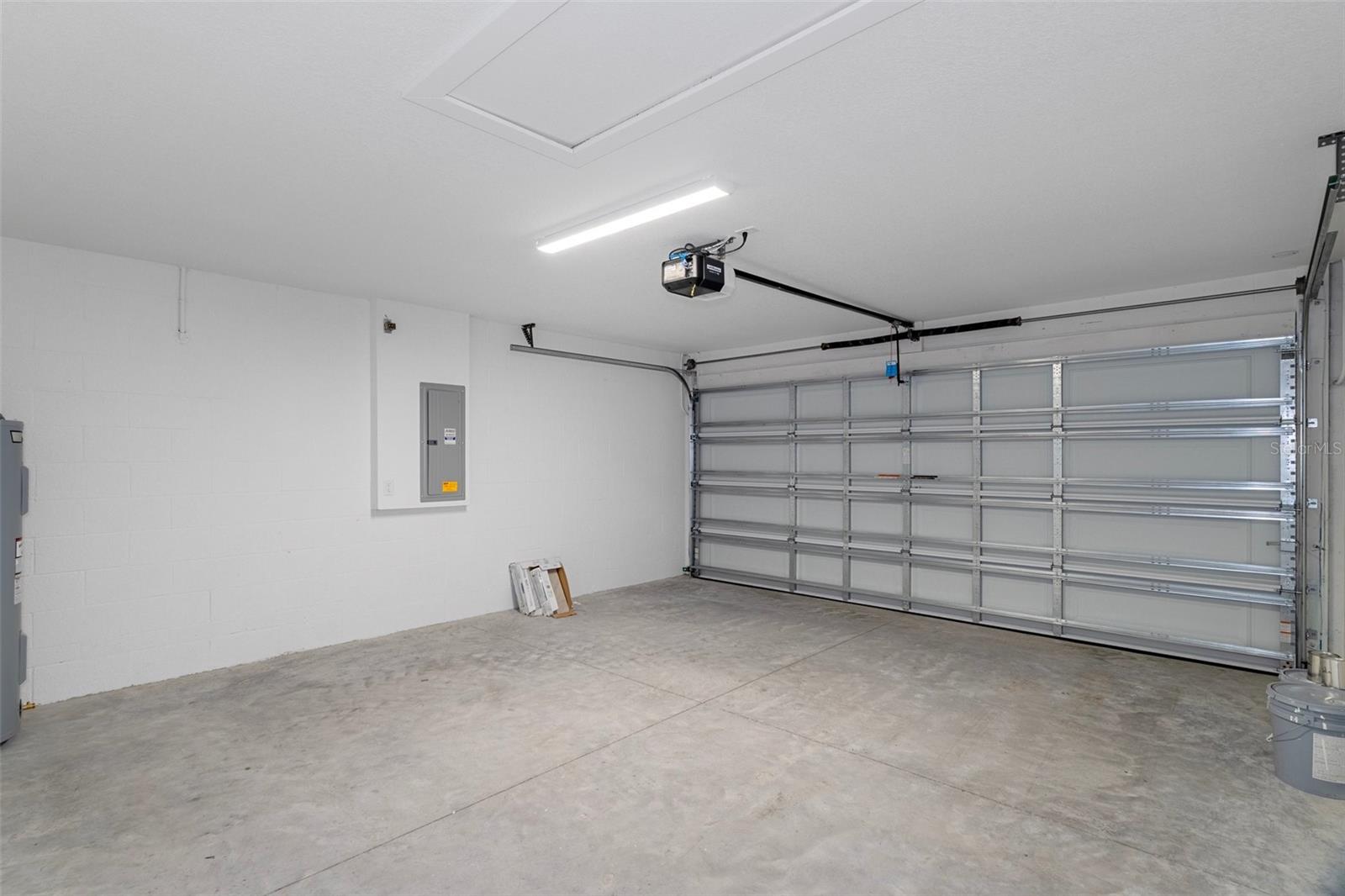 Listing photo id 35 for 13035 Meinert Avenue