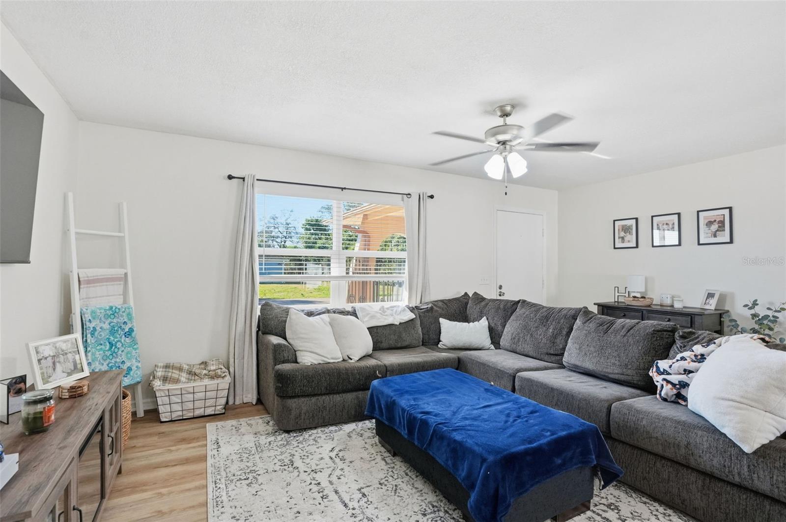 Listing photo id 11 for 2353 Bishop Road