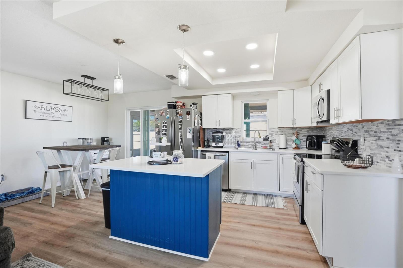 Listing photo id 3 for 2353 Bishop Road