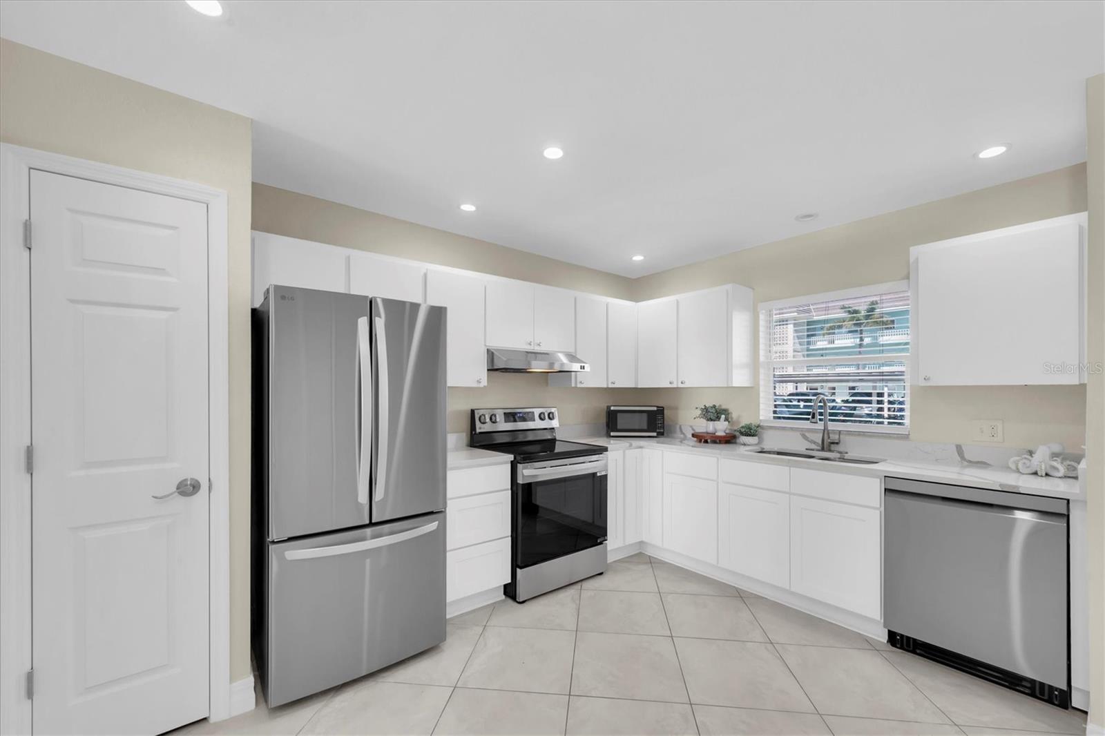 Image 7 of 44 For 8 Glencoe Place 105