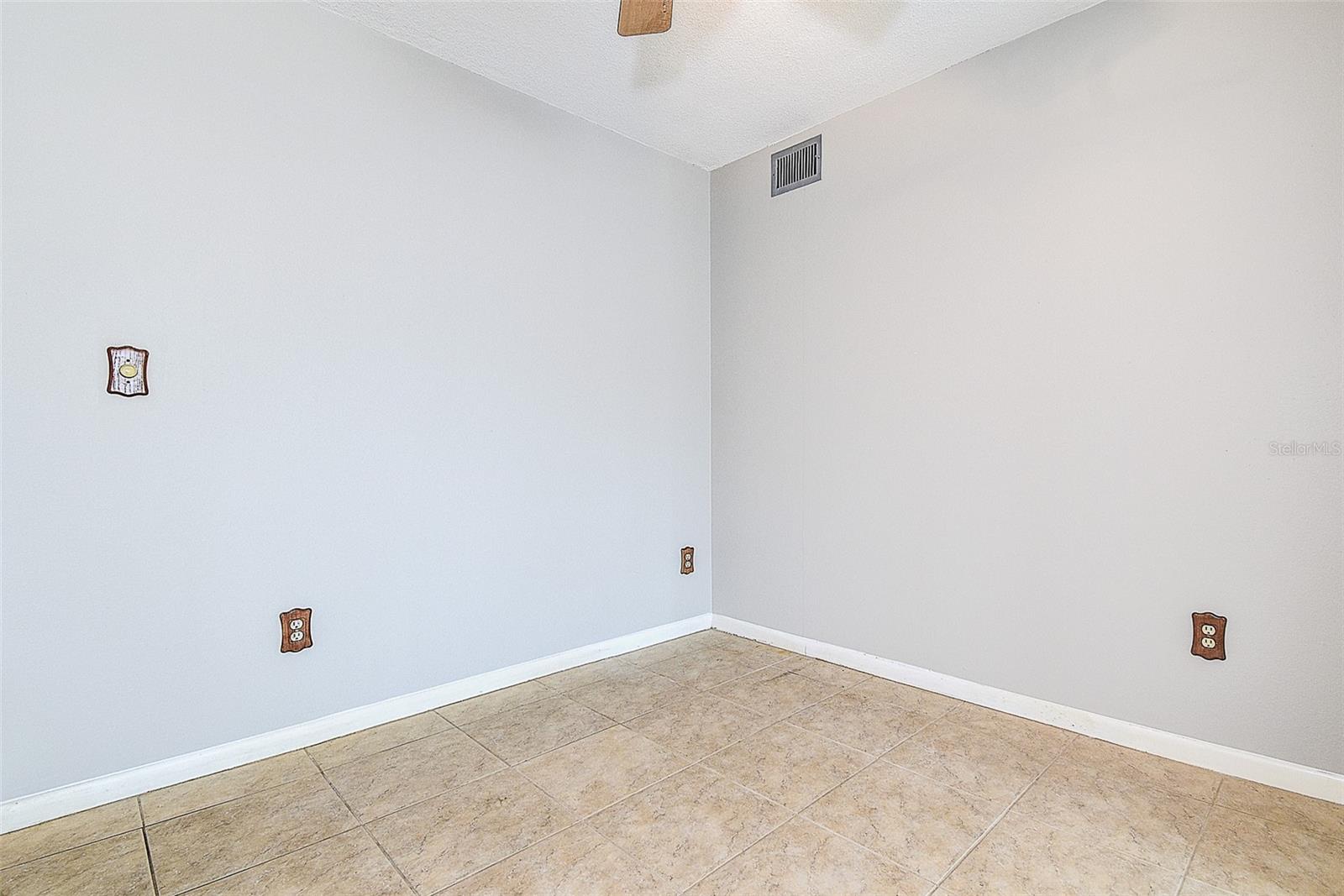 Image 11 of 38 For 5220 Brittany Drive S 509