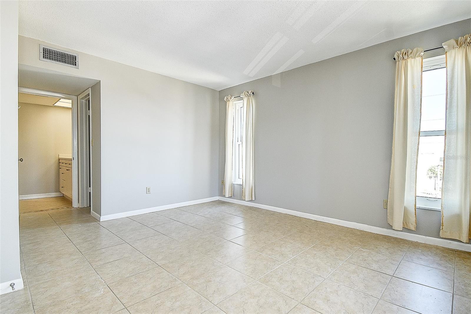 Image 17 of 38 For 5220 Brittany Drive S 509