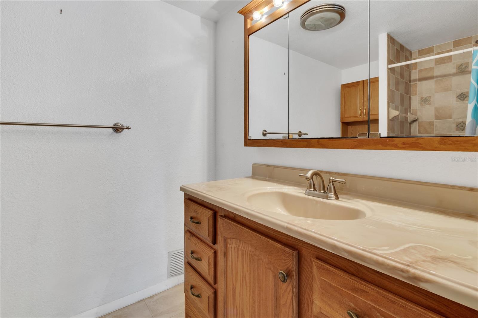 Image 19 of 37 For 12302 Quail Run Row