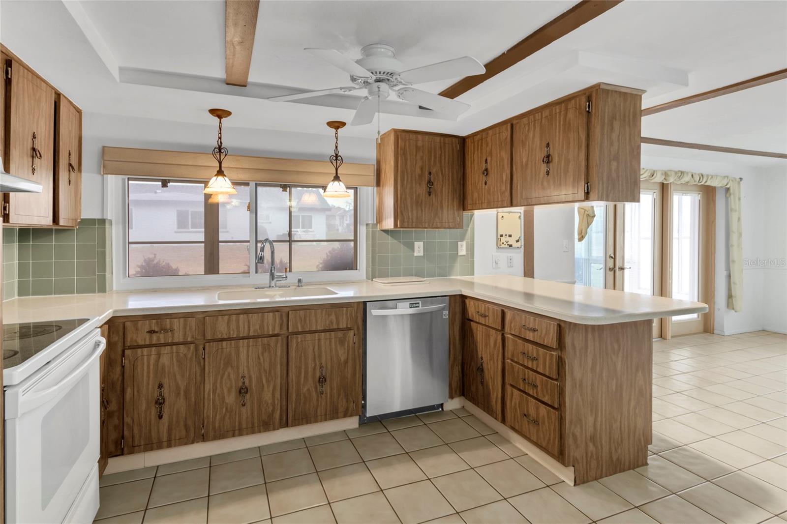 Image 22 of 37 For 12302 Quail Run Row