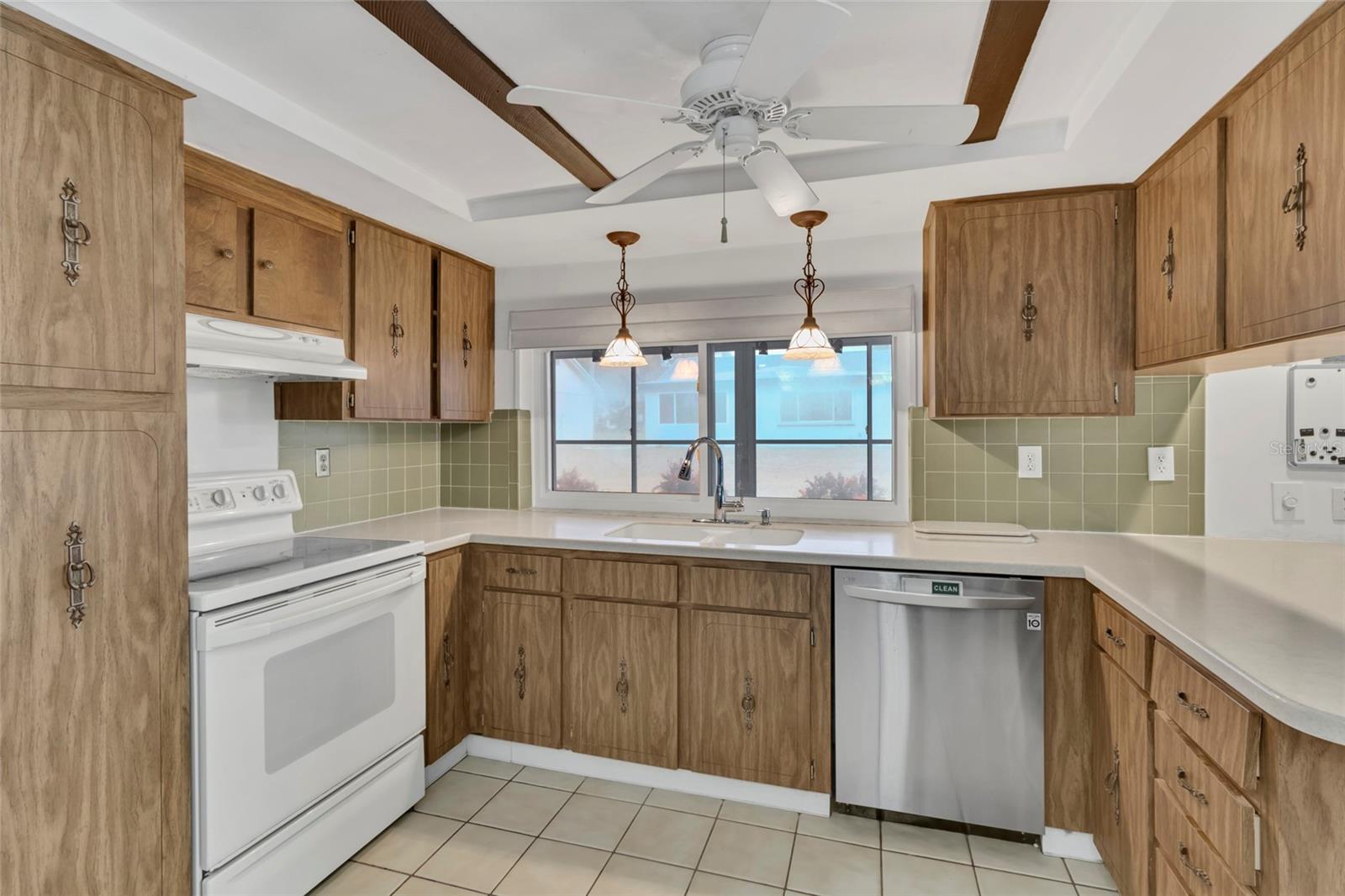 Image 23 of 37 For 12302 Quail Run Row