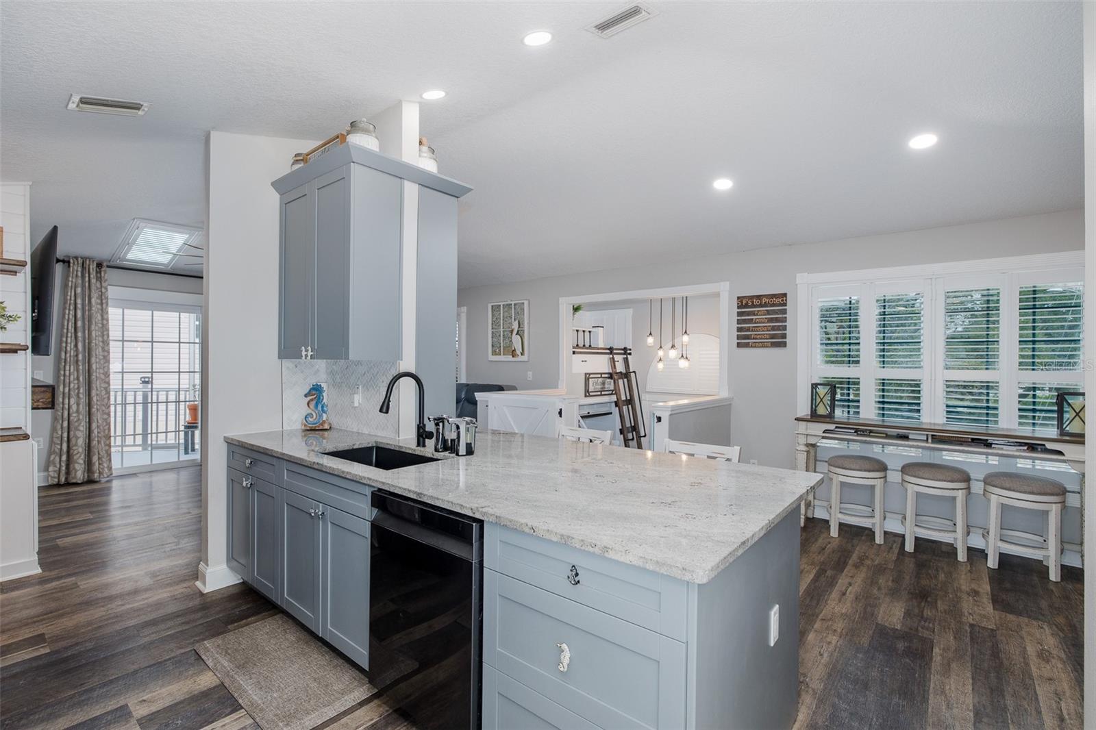 Image 15 of 85 For 8447 Damen Lane