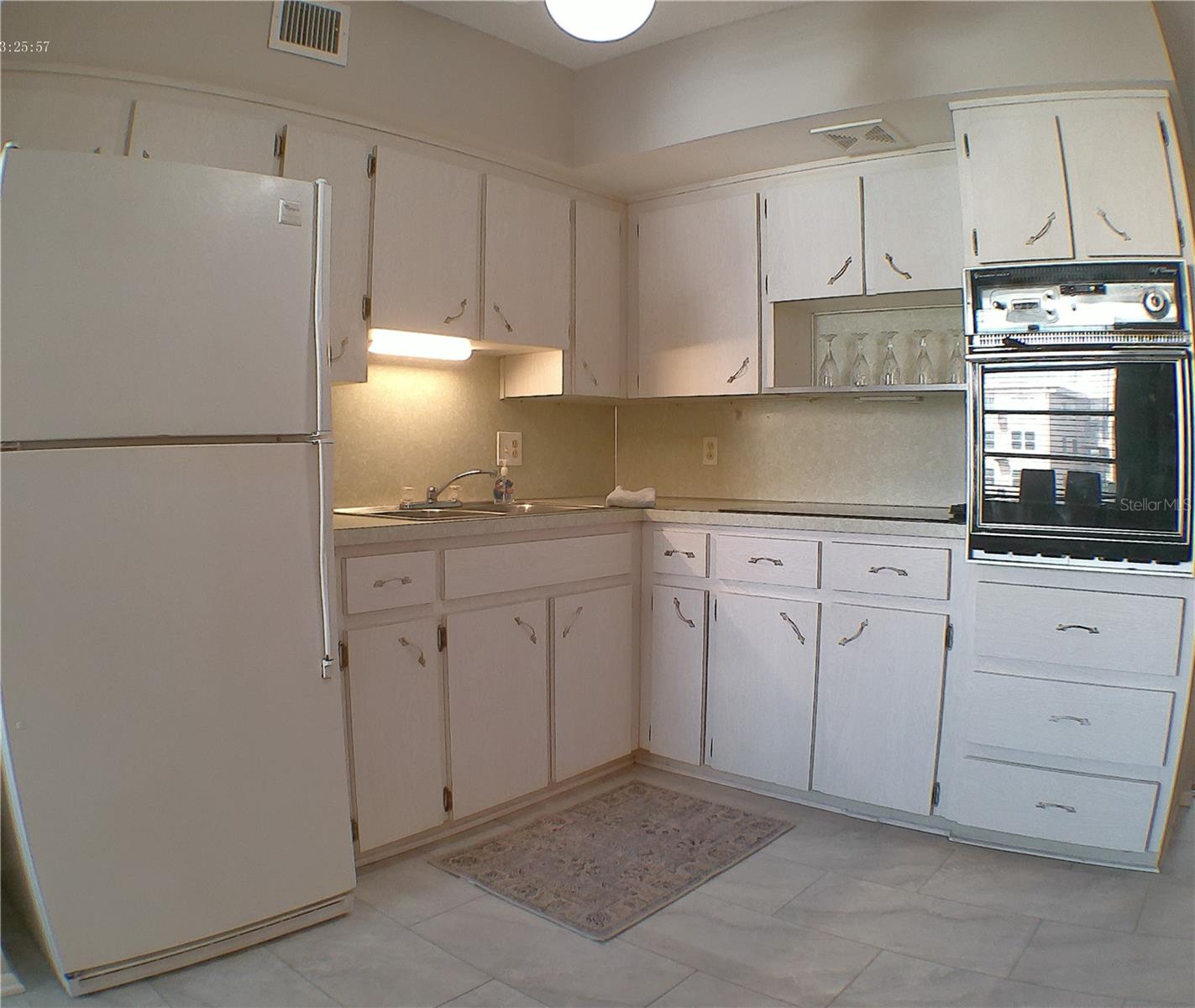 Image 19 of 77 For 2456 Ecuadorian Way 38