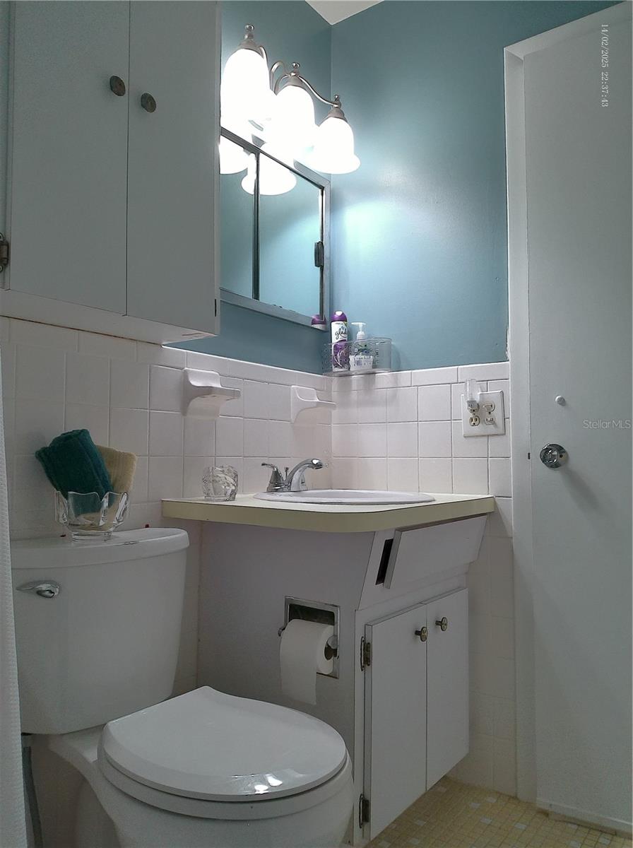 Image 37 of 77 For 2456 Ecuadorian Way 38