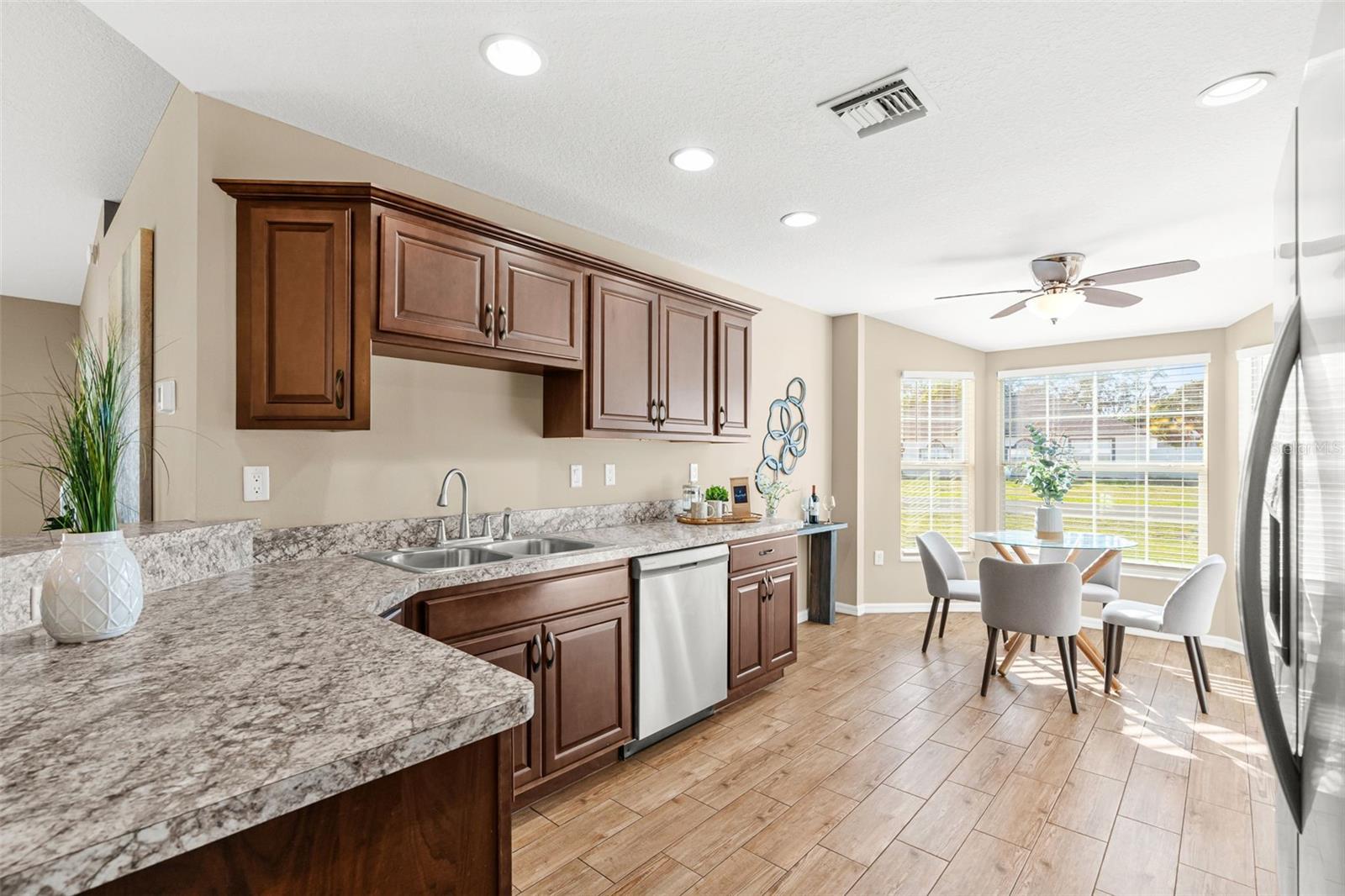 Listing photo id 10 for 5346 Pierpoint Avenue