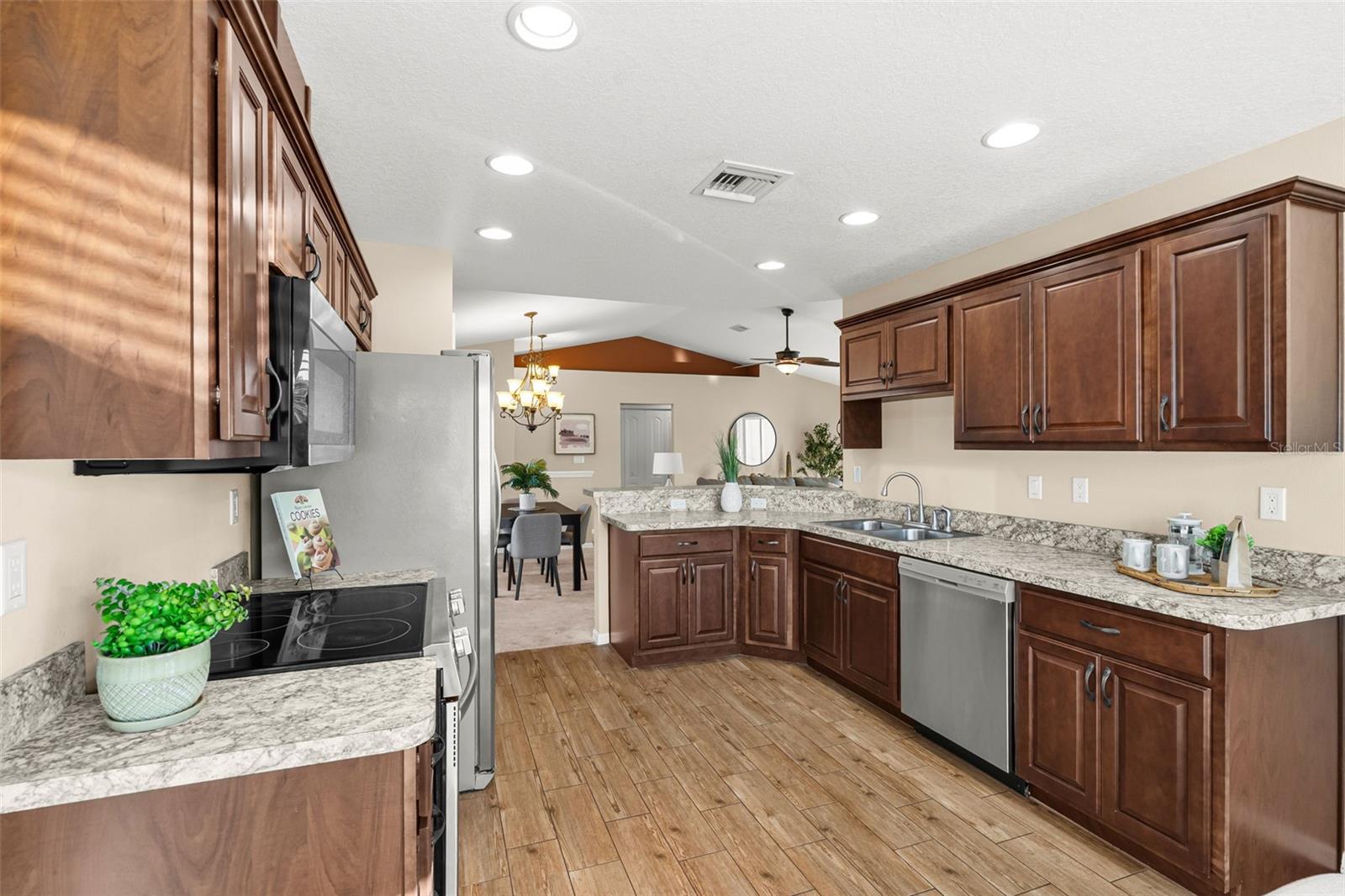 Listing photo id 12 for 5346 Pierpoint Avenue