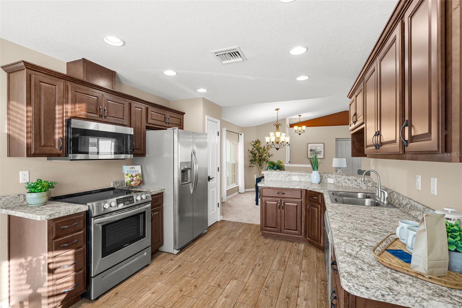 Listing photo id 13 for 5346 Pierpoint Avenue