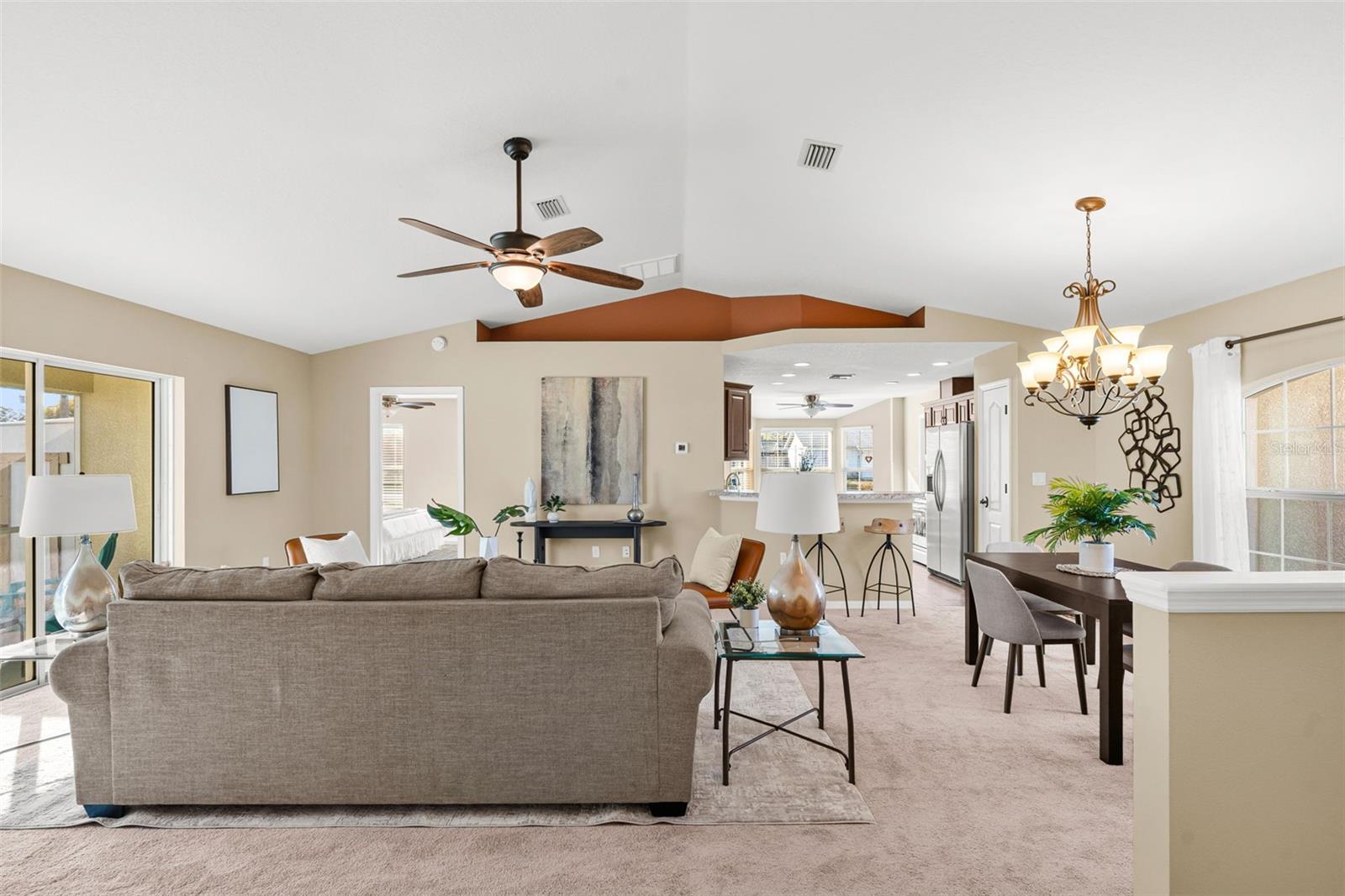 Listing photo id 3 for 5346 Pierpoint Avenue