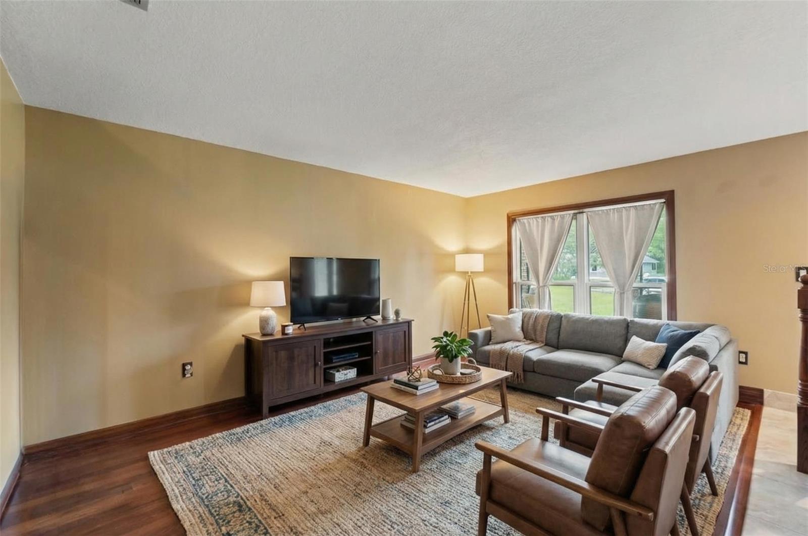 Listing photo id 8 for 1357 Dinsmore Court