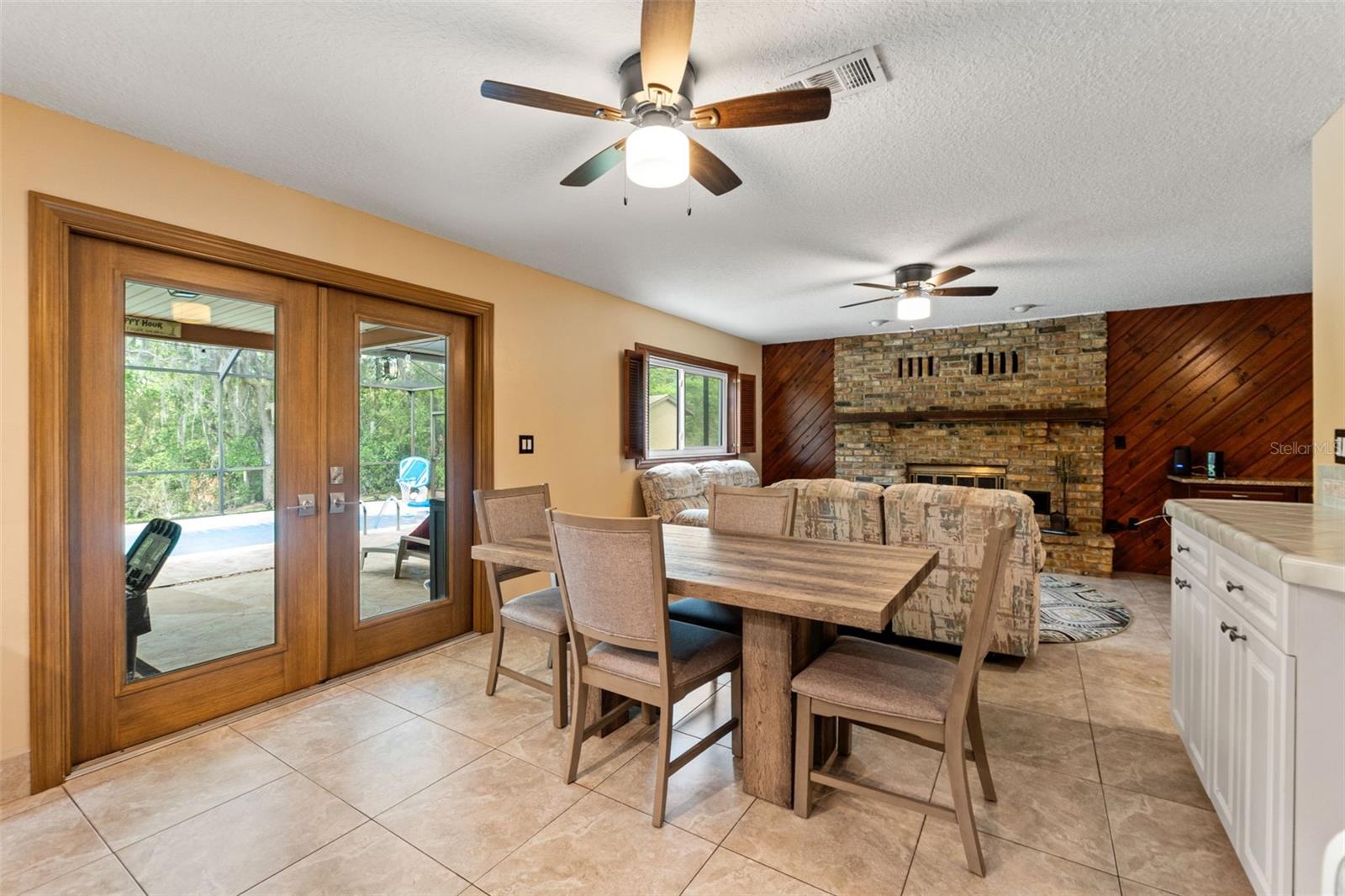 Listing photo id 13 for 1357 Dinsmore Court